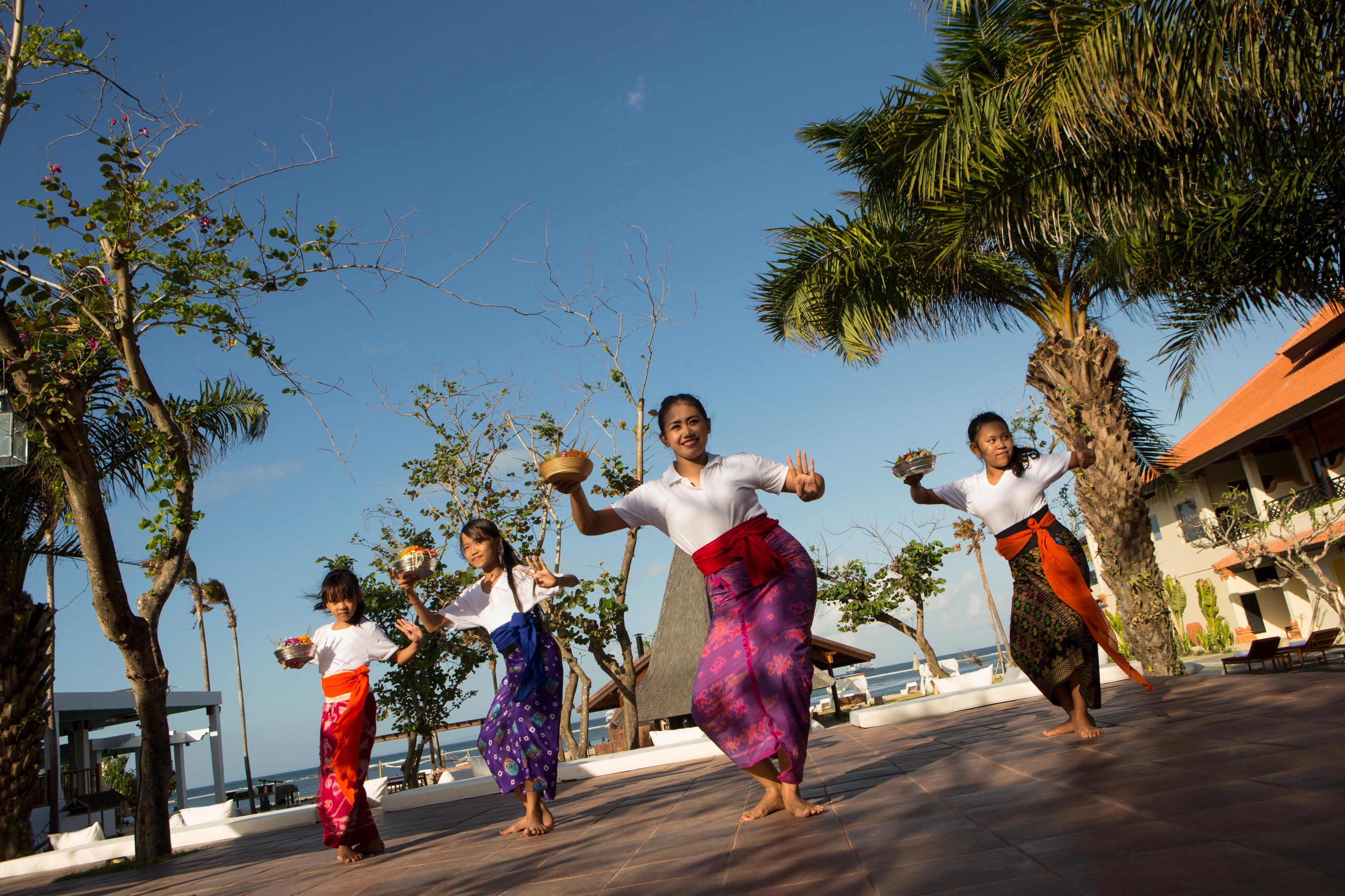 נוסא דואה Sadara Resort מראה חיצוני תמונה A traditional dance in Myanmar