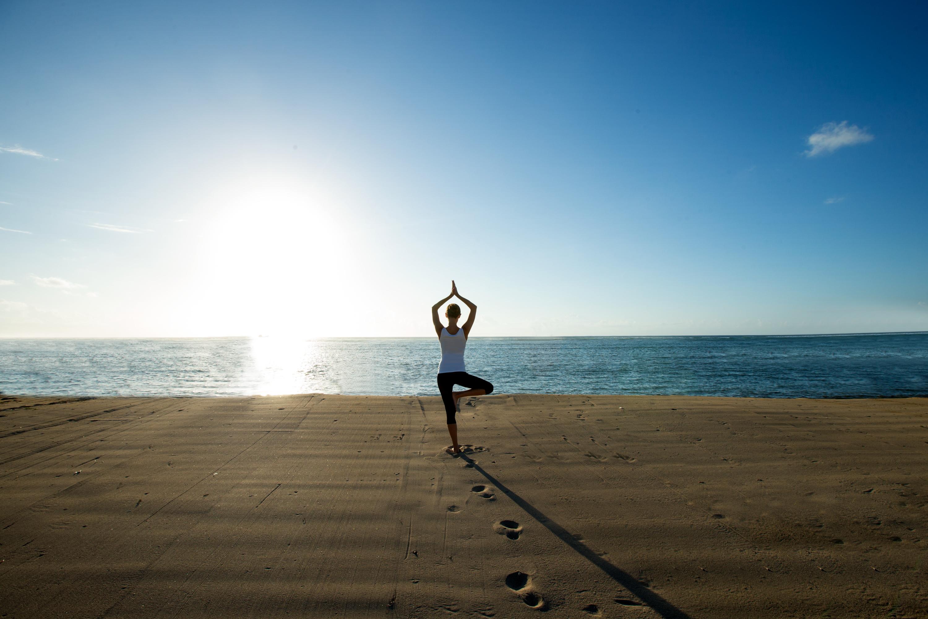 נוסא דואה Sadara Resort מראה חיצוני תמונה A person practicing yoga