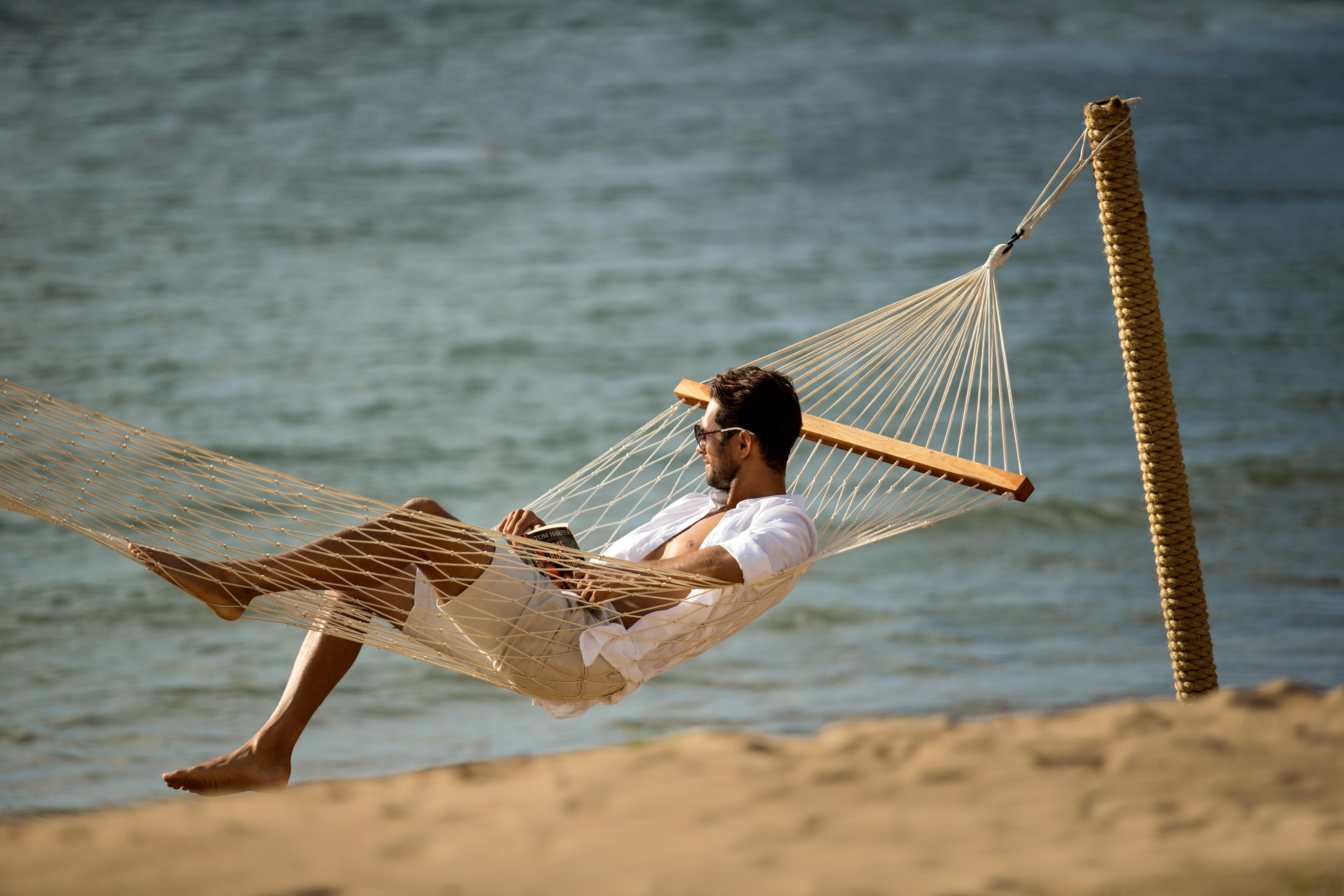 נוסא דואה Sadara Resort מראה חיצוני תמונה A man relaxing in a hammock