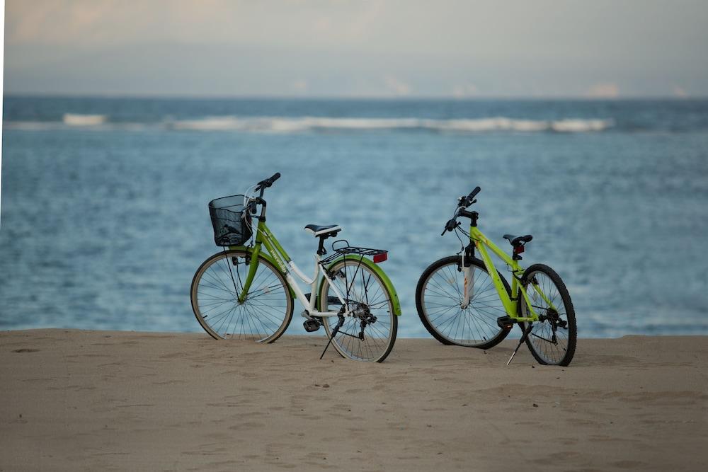 נוסא דואה Sadara Resort מראה חיצוני תמונה Bicycles on the beach