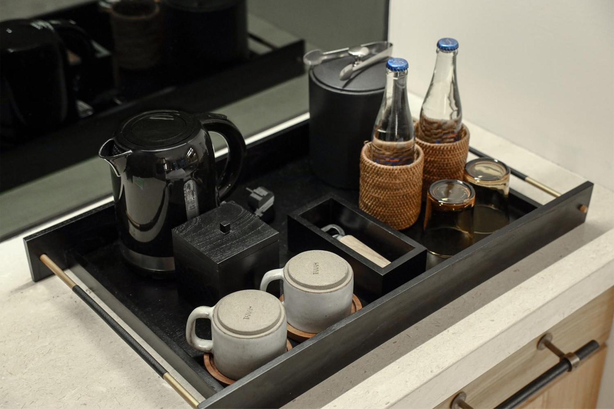 נוסא דואה Sadara Resort מראה חיצוני תמונה A tea and coffee tray in a hotel room