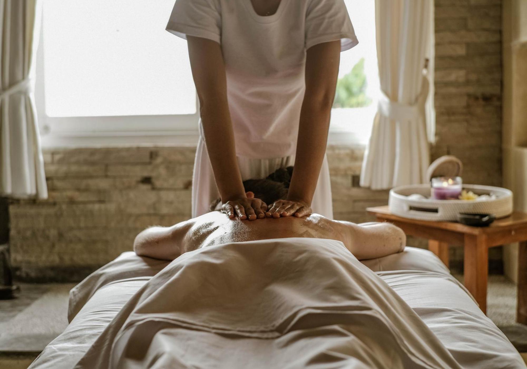 נוסא דואה Sadara Resort מראה חיצוני תמונה A massage therapist working on a patient